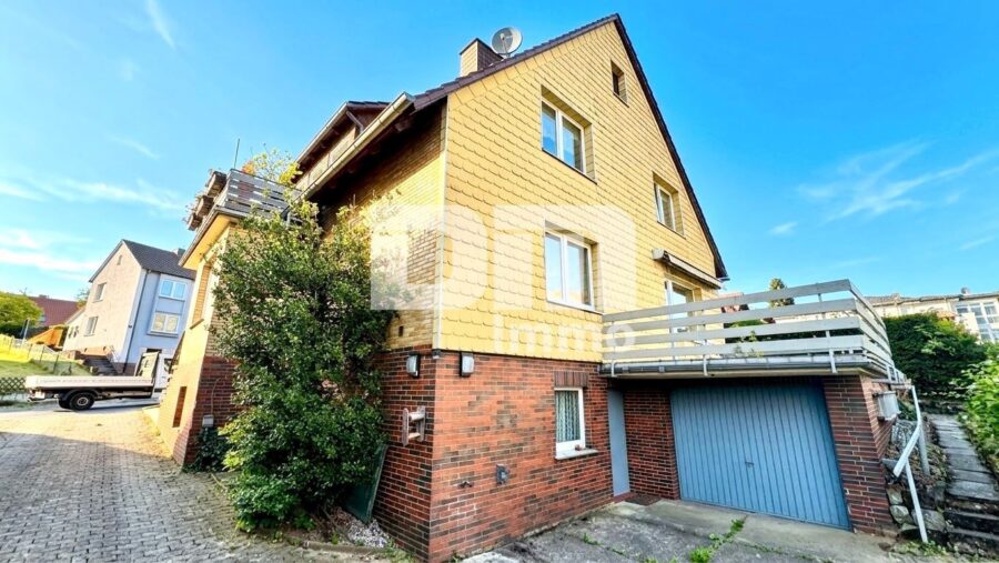 Großzügiges 1-2 Familienhaus mit vielseitigem Nutzungspotenzial und schönem Garten - Rückansicht / Garage / Terrasse